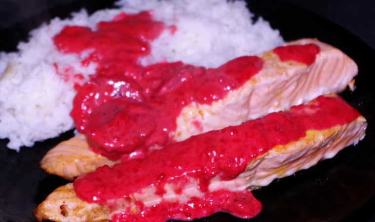 Recette : Pavés de saumon sauce framboises-kiwi